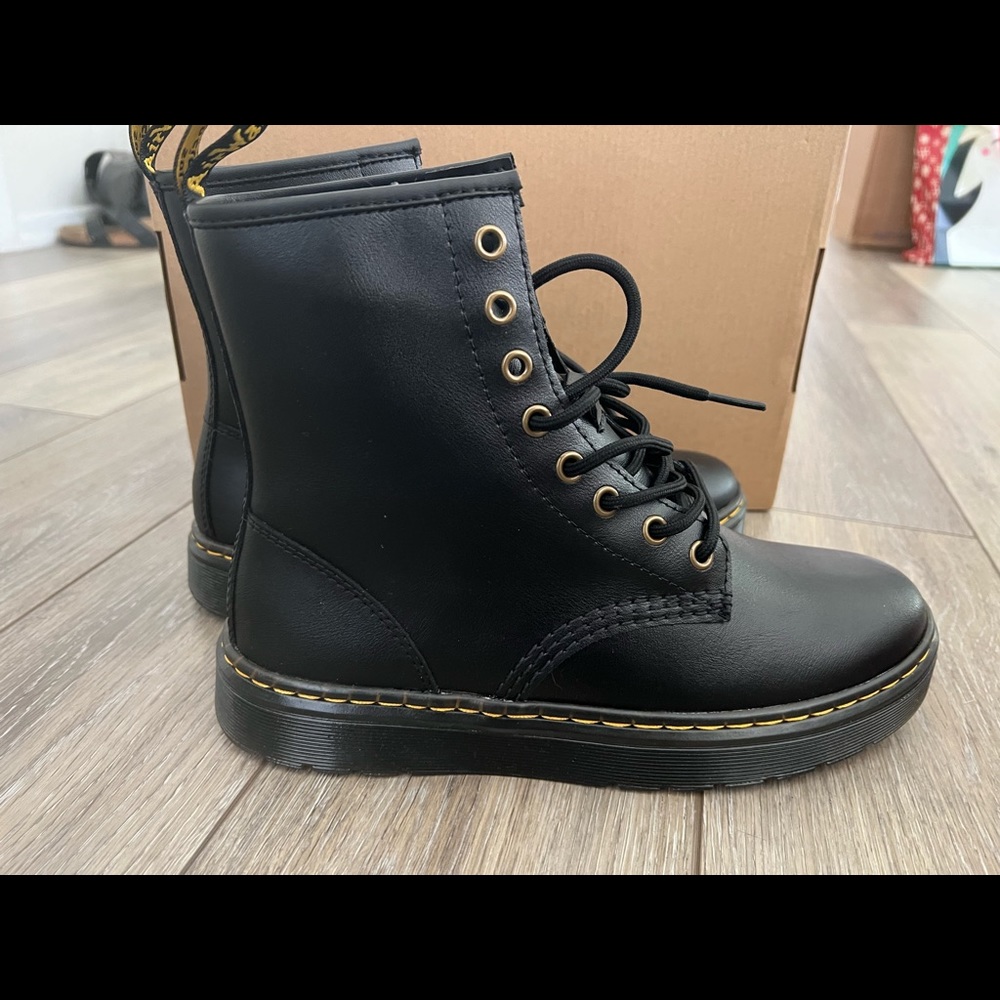 BRAND NEW DR.MARTENS ZAVALA BOOTS SIZE 8